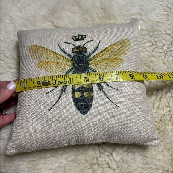 Bed Bath and beyond Queen Bee with Gold Crown Cream Throw Pillows 9" - Picture 4 of 4